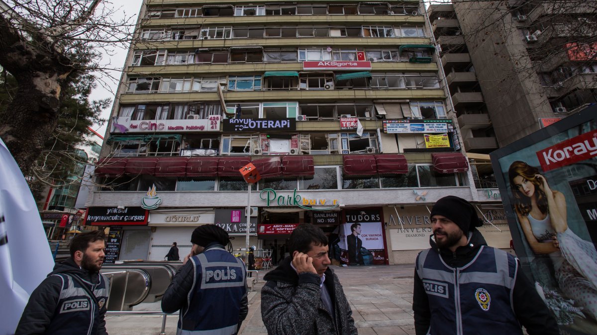Police block the entrance to the area in front of the PKK bombing scene, under a building devastated by the blast, Kızılay Square, Çankaya, Türkiye, March 15, 2016. (AP Photo)