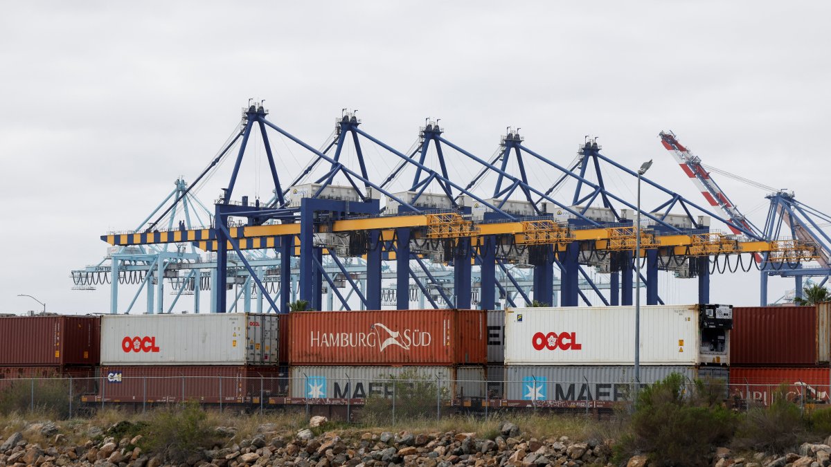 Shipping containers wait to be transported along a railroad at the port of Los Angeles in Long Beach, California, U.S., March 10, 2026. (Reuters Photo)