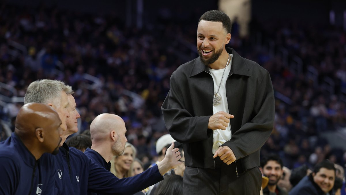 Golden State Warriors guard Stephen Curry (R) reacts after Golden State Warriors guard Gary Payton II shot a three-point basket against the Denver Nuggets during the second half of the NBA game between the Denver Nuggets and the Golden State Warriors, San Francisco, U.S., Feb. 22, 2026. (EPA Photo)