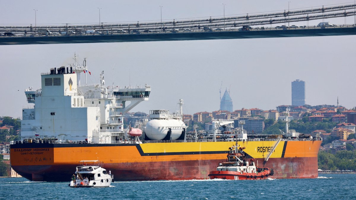 The crude oil tanker Vladimir Monomakh transits the Bosporus, Istanbul, Türkiye, July 6, 2023. (Reuters Photo)
