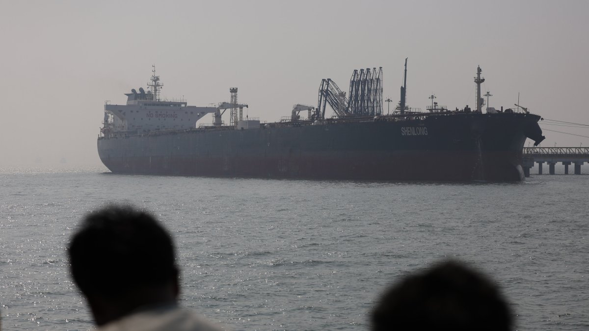 The Liberia‑flagged tanker Shenlong, carrying crude oil from Saudi Arabia to India via the Strait of Hormuz, arrives at Mumbai Port in Mumbai, India, March 12, 2026. (EPA Photo)