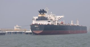 The Liberia‑flagged tanker Shenlong, carrying crude oil from Saudi Arabia to India via the Strait of Hormuz, arrives at Mumbai Port in Mumbai, India, March 12, 2026. (EPA Photo)