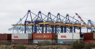 Shipping containers wait to be transported along a railroad at the port of Los Angeles in Long Beach, California, U.S., March 10, 2026. (Reuters Photo)