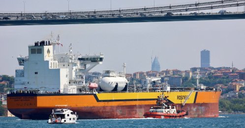 The crude oil tanker Vladimir Monomakh transits the Bosporus, Istanbul, Türkiye, July 6, 2023. (Reuters Photo)