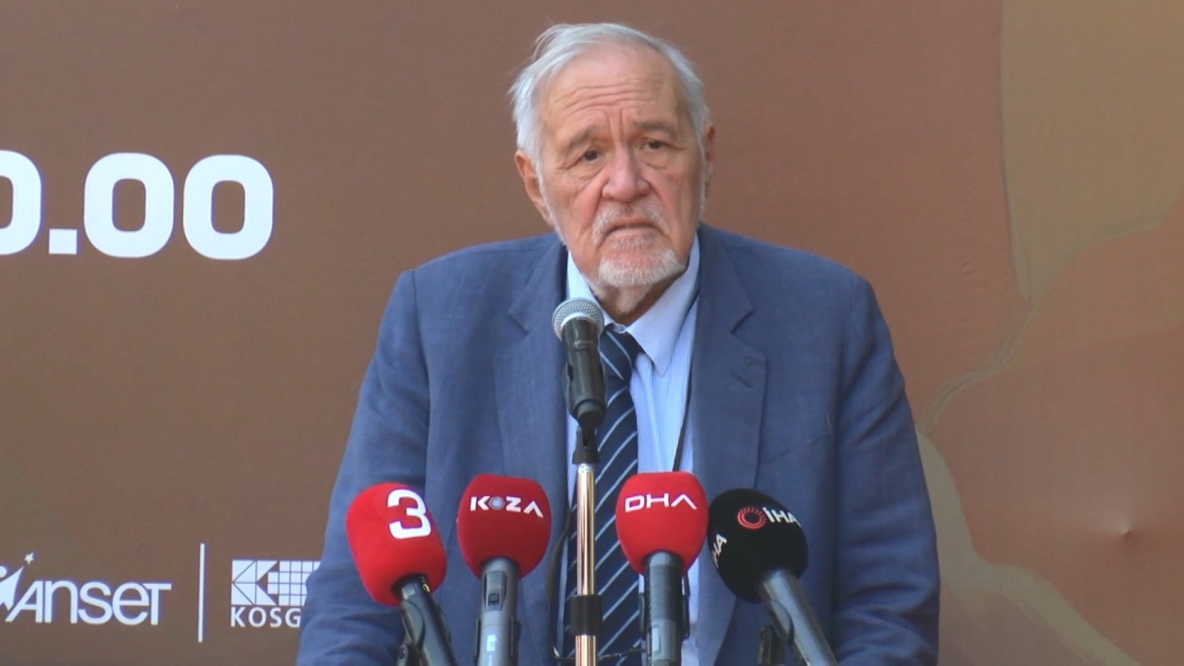 Renowned Turkish historian Ilber Ortaylı speaks at an event. (DHA Photo)