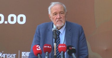 Renowned Turkish historian Ilber Ortaylı speaks at an event. (DHA Photo)