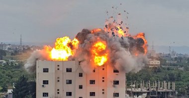  A fireball erupts from the site of an Israeli airstrike that targeted a building in the southern Lebanese village of Abbasiyyeh, March 13, 2026. (AFP Photo)