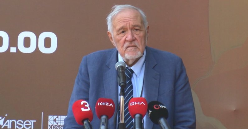 Renowned Turkish historian Ilber Ortaylı speaks at an event. (DHA Photo)