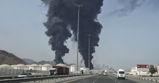 ]Smoke rises from the direction of an energy installation in what appears to be the latest Iranian strike, in the emirate of Fujairah, UAE, March 14, 2026. (AFP Photo)