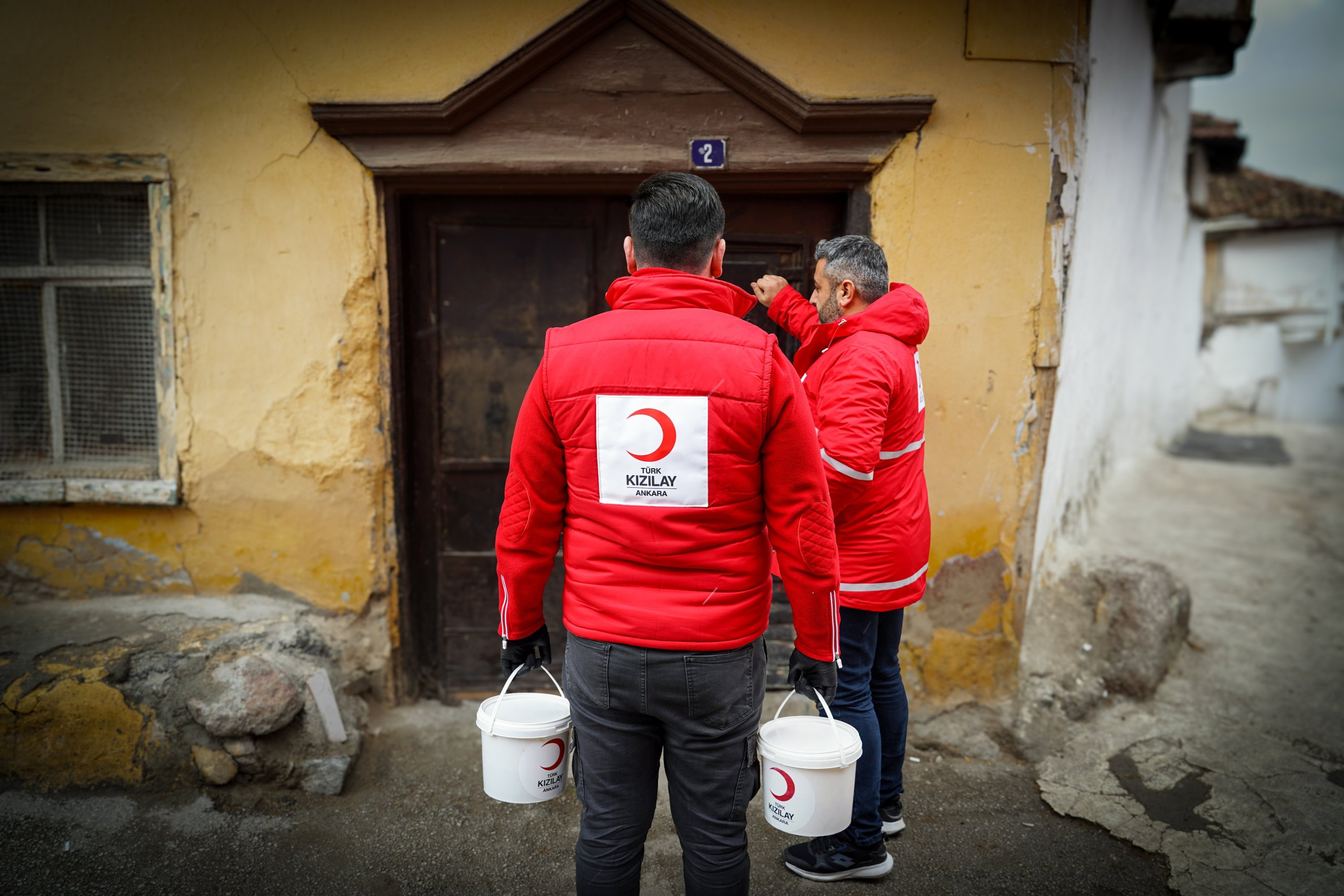A Kızılay team member delivers meals to residents from the new soup kitchen, Adana, Türkiye, March 13, 2026. (AA Photo)