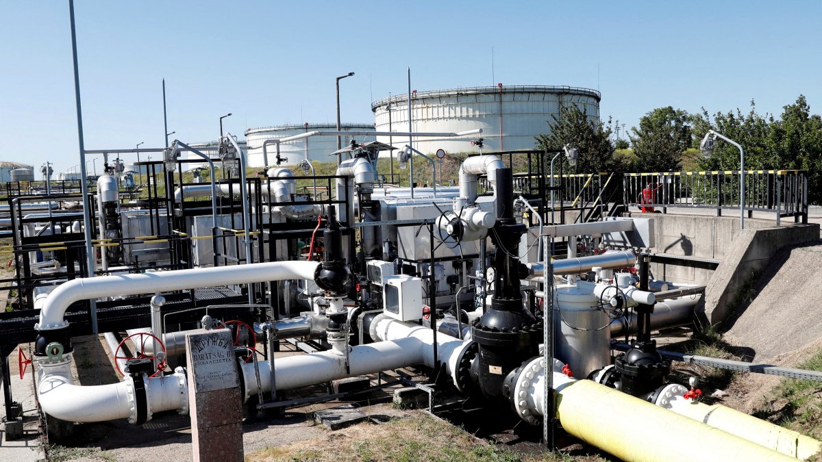The Druzhba oil pipeline between Hungary and Russia is seen at the Hungarian MOL Group's Danube Refinery, Szazhalombatta, Hungary, May 18, 2022. (Reuters Photo)