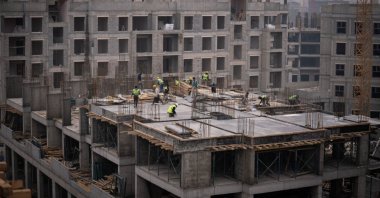 Workers are seen at a construction site, Malatya province, eastern Türkiye, Nov. 21, 2025. (AA Photo)