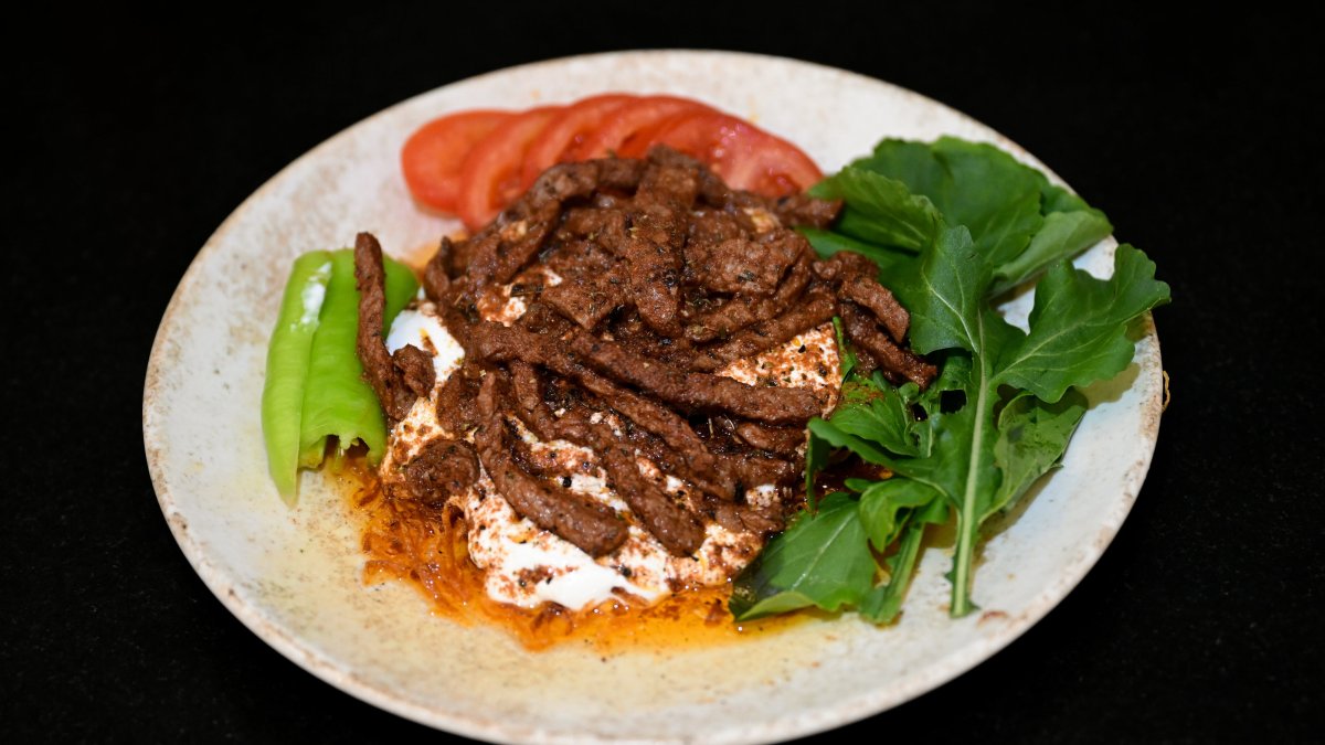 A plate of çökertme kebab, a traditional Turkish dish, is served, Muğla, southwestern Türkiye, Jan. 8, 2026. (AA Photo)
