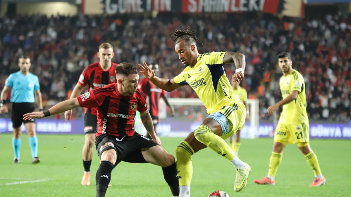 Fenerbahçe's Rodrigo Becao (R) in action during the Turkish Süper Lig match between Gaziantep FK and Fenerbahçe at Kalyon Stadium, Gaziantep, Türkiye, Aug. 13, 2023. (IHA Photo)