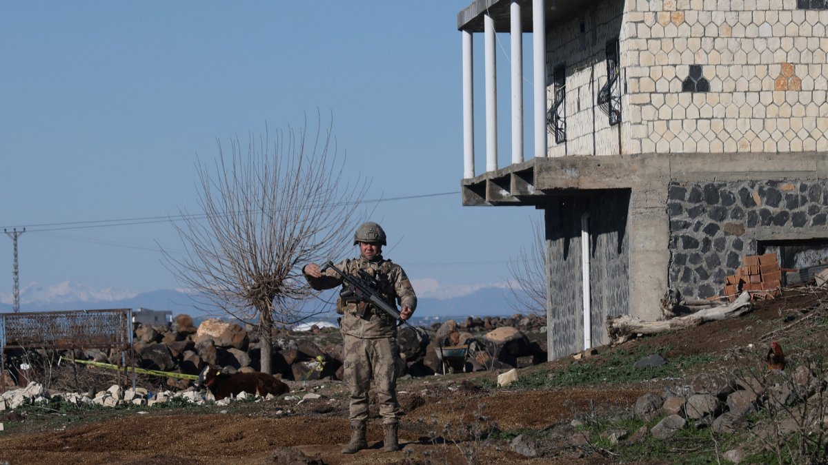 A Turkish soldier stands guard as army and security personnel search a field after a piece of ammunition fell following the interception of a missile launched from Iran by a NATO air defense system, Diyarbakır, Türkiye, March 9, 2026. (Reuters Photo)