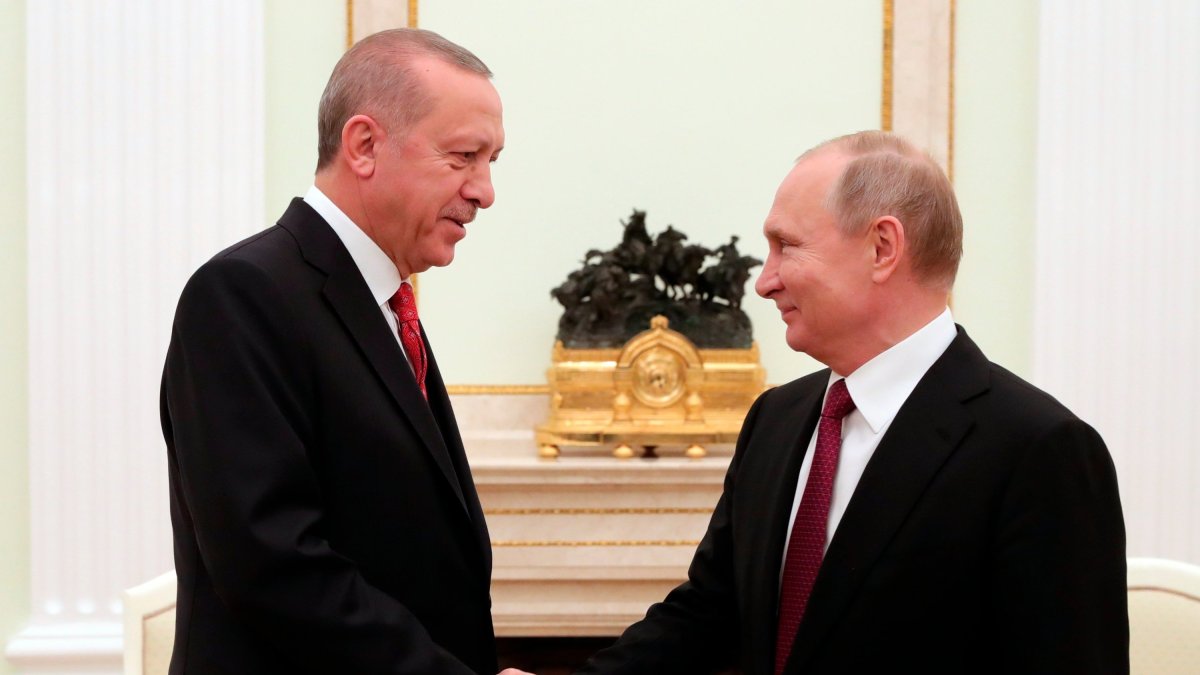 President Recep Tayyip Erdoğan shakes hand with Russian President Vladimir Putin in Moscow, Jan.23, 2019. (AP)
