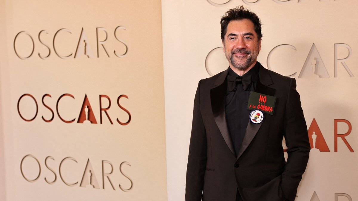 Javier Bardem wears a pin in support of Palestinians and a patch that reads "No to war" as he poses on the red carpet during the Oscars arrivals at the 98th Academy Awards in Hollywood, Los Angeles, California, U.S., March 15, 2026. (Reuters Photo)