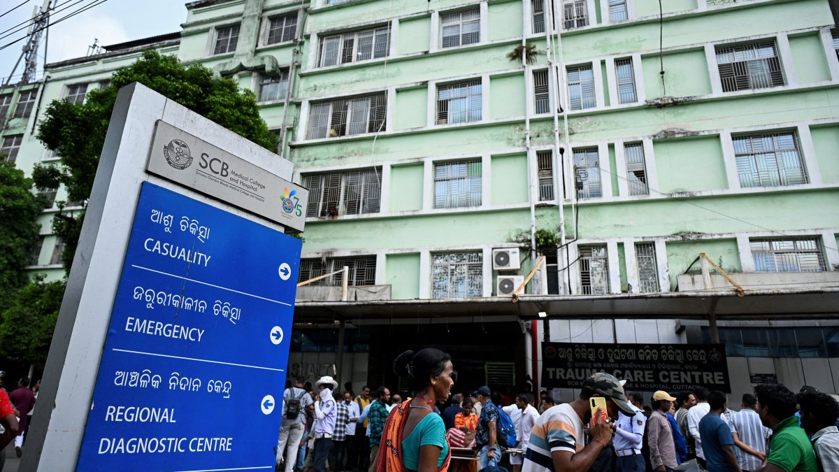 Relatives of fire victims gather outside the trauma care centre at SCB Medical College and Hospital in Cuttack, Odisha, India, March 16, 2026. (AFP Photo)