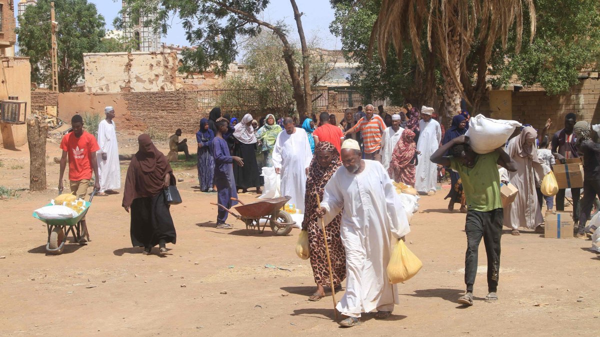 Residents receive aid from WFP at al-Omada neighbourhood of Omdurman, the twin city of Khartoum, March 11, 2026. (AFP Photo)