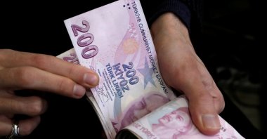 A merchant counts Turkish lira banknotes at the Grand Bazaar, Istanbul, Türkiye, March 29, 2019. (Reuters Photo)