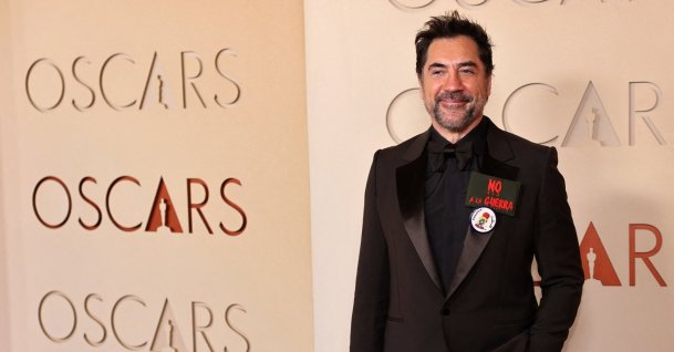 Javier Bardem wears a pin in support of Palestinians and a patch that reads "No to war" as he poses on the red carpet during the Oscars arrivals at the 98th Academy Awards in Hollywood, Los Angeles, California, U.S., March 15, 2026. (Reuters Photo)