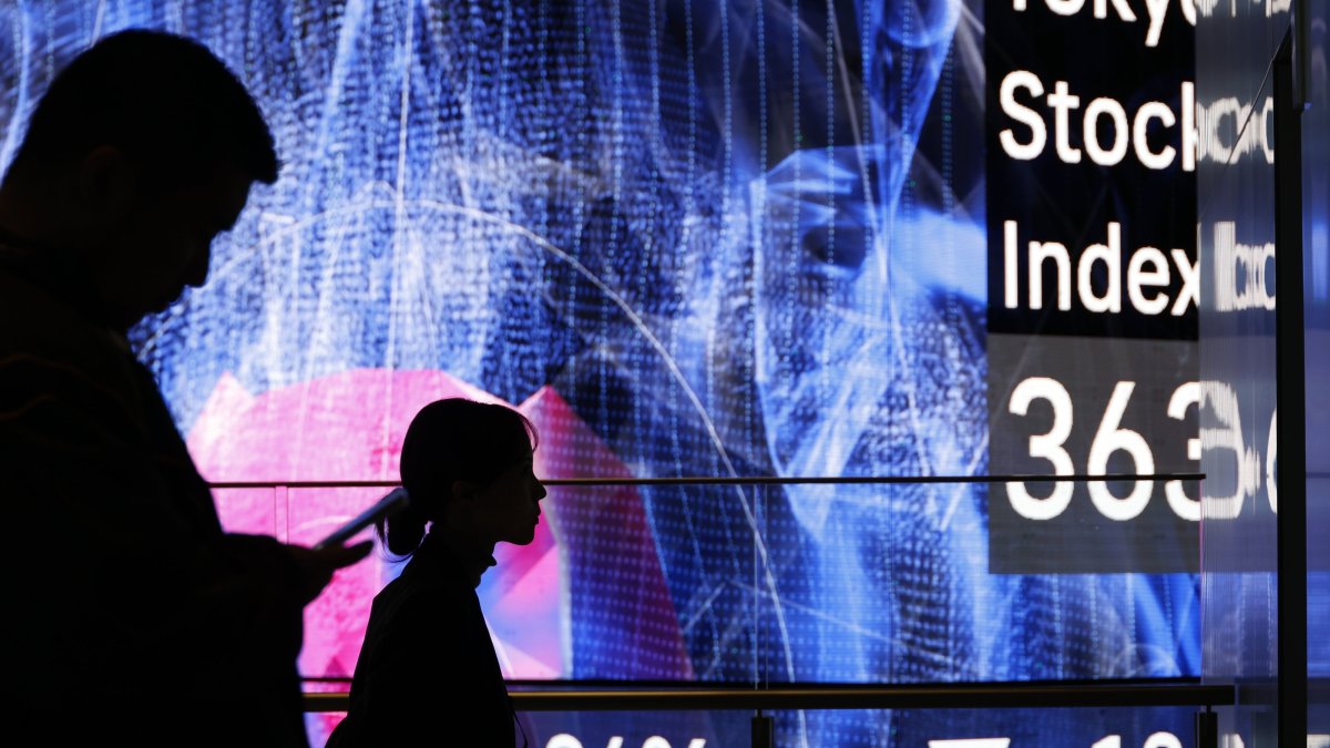 The Nikkei Stock Average continued to fall, at one point dropping more than 1,100 points from the previous day. Investors' sentiment worsened following the surge of crude oil prices amid the Middle East conflict, Tokyo, Japan, March 13, 2026. (EPA Photo)