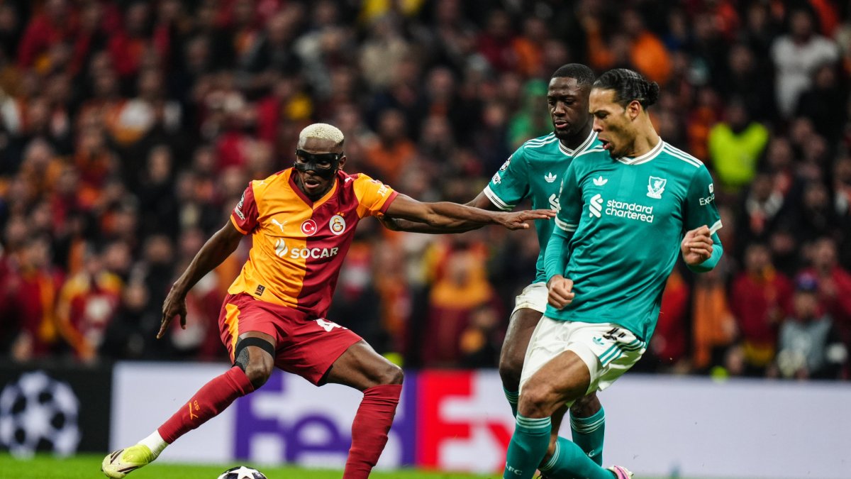Galatasaray's Victor Osimhen (L) battles Liverpool's Virgil van Dijk during the UEFA Champions League round of 16 first-leg match at RAMS Park, Istanbul, Türkiye, March 10, 2026. (AA Photo)