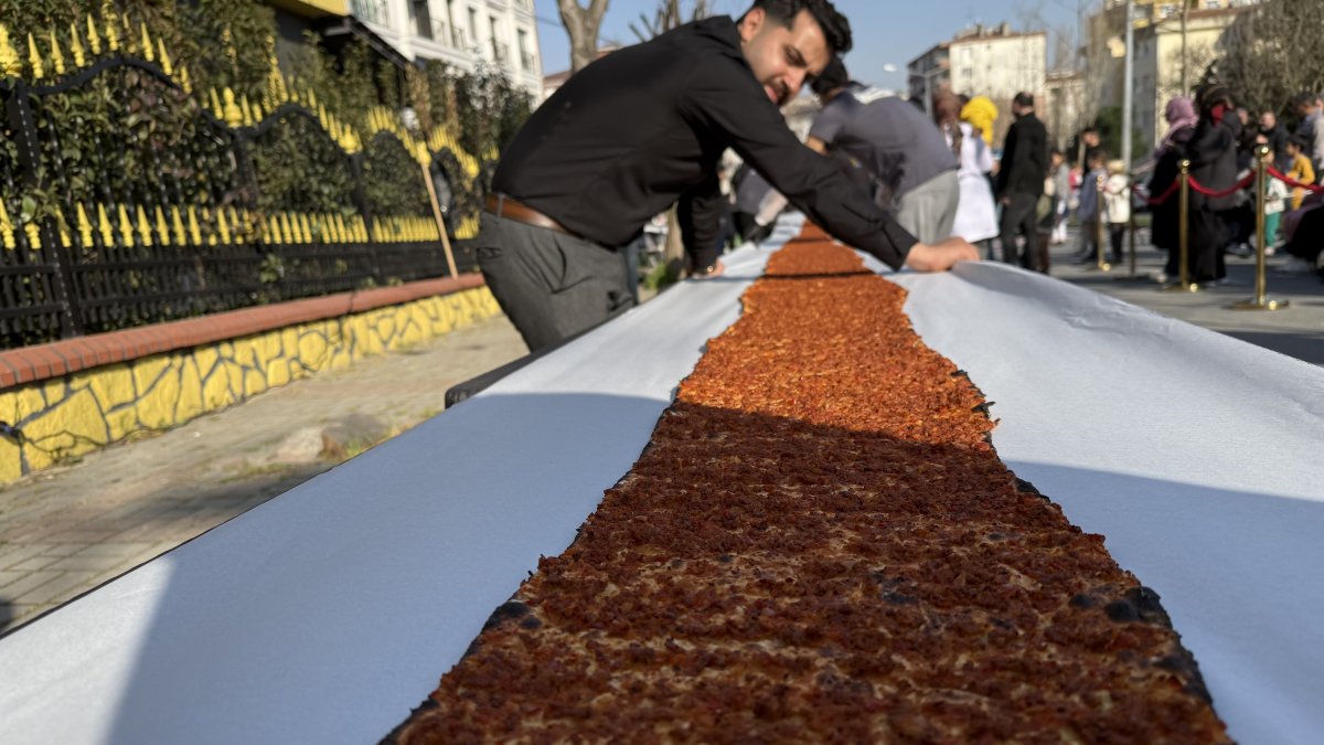 The world’s longest lahmacun is displayed at the event, Istanbul, Türkiye, March 17, 2026. (IHA Photo)