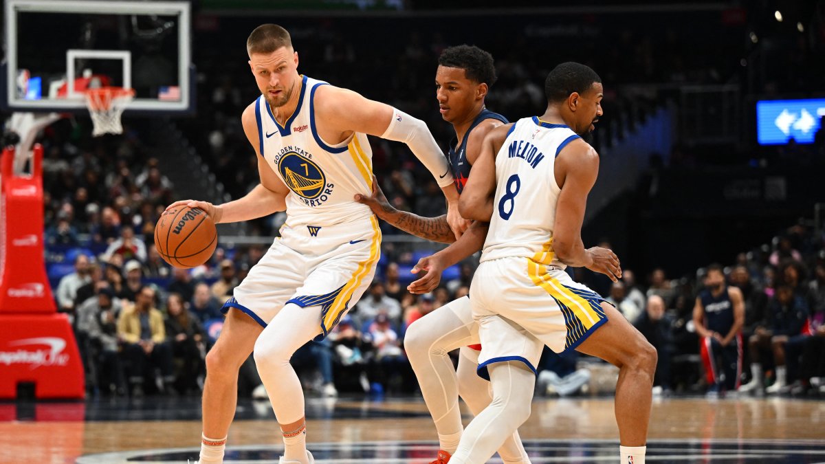 Golden State Warriors center Kristaps Porzingis (L) dribbles against the Washington Wizards during the second half at Capital One Arena, Washington, U.S., March 16, 2026. (Reuters Photo)
