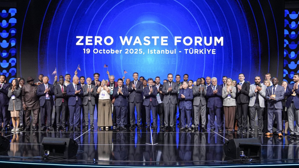 Delegates and participants pose for a group photo at the conclusion of the first Global Zero Waste Forum, Istanbul, Türkiye, Oct. 19, 2025. (AA Photo)