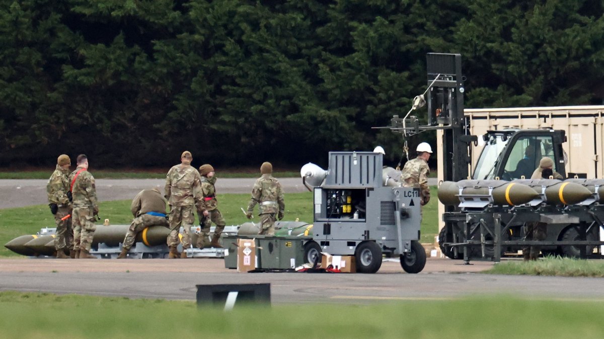 Members of the U.S. Air Force (USAF) prepare munitions at RAF Fairford in south-west England on March 10, 2026. (AFP Photo)