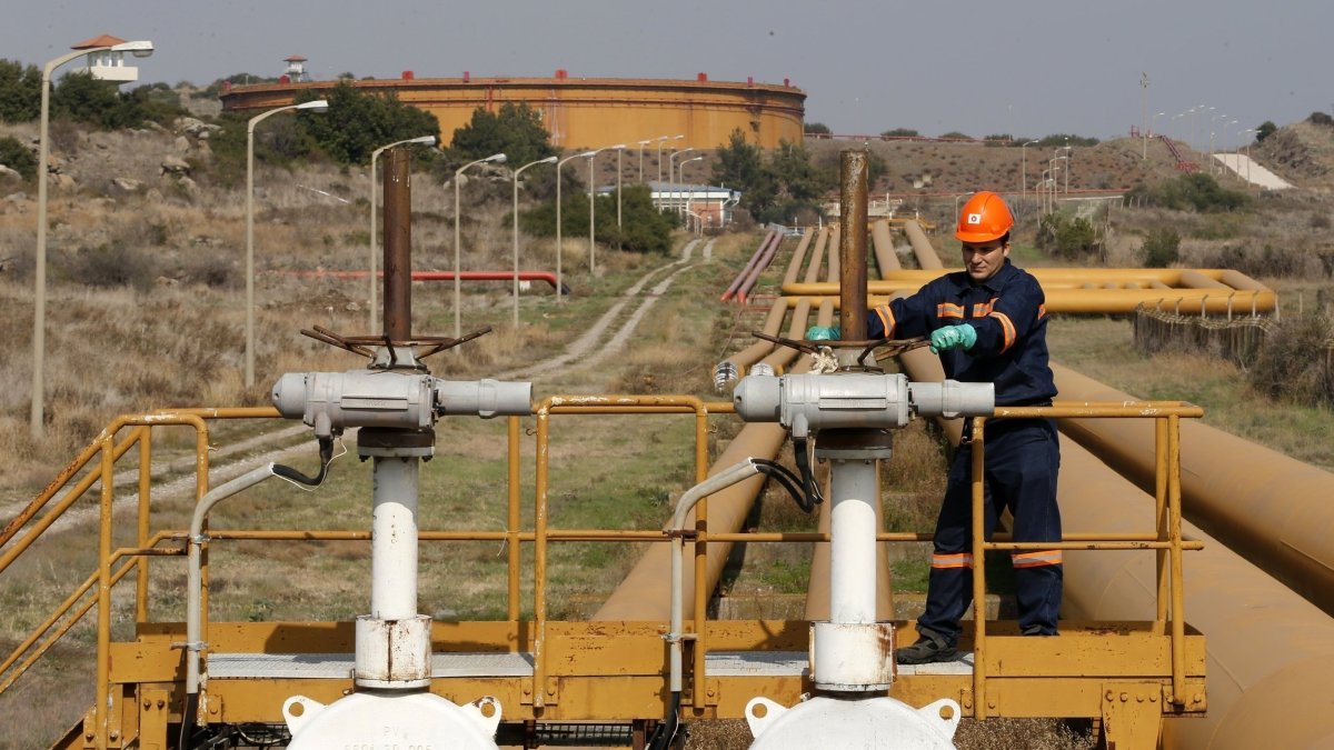 A worker checks valve gears of pipes linked to oil tanks at the Mediterranean port of Ceyhan, southern Türkiye, Feb. 19, 2014. (Reuters File Photo)
