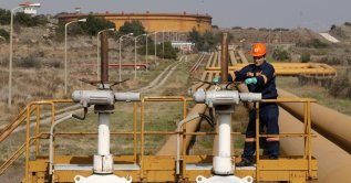 A worker checks valve gears of pipes linked to oil tanks at the Mediterranean port of Ceyhan, southern Türkiye, Feb. 19, 2014. (Reuters File Photo)