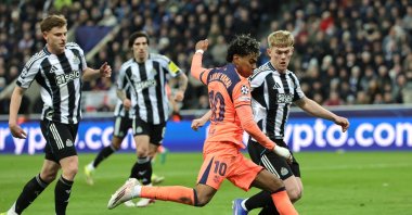 Barcelona's Lamine Yamal attempts a shot towards goal during the Champions League round of 16 first leg match between Newcastle United and Barcelona, Newcastle, U.K, March 10, 2026. (AP Photo)