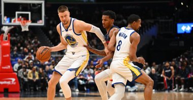 Golden State Warriors center Kristaps Porzingis (L) dribbles against the Washington Wizards during the second half at Capital One Arena, Washington, U.S., March 16, 2026. (Reuters Photo)

