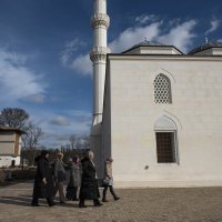 A group of women walks toward the mosque at the Diyanet Center of America in Lanham, Maryland, U.S., Jan. 6, 2017. (Getty Images Photo)