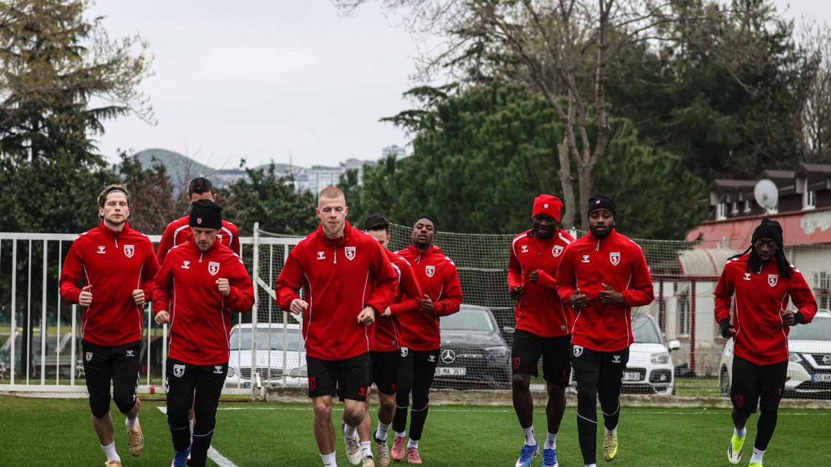 Samsunspor players warm up as the team begins preparations for their UEFA Conference League round of 16 second-leg match against Spain’s Rayo Vallecano, Samsun, Türkiye, March 17, 2026. (AA Photo)