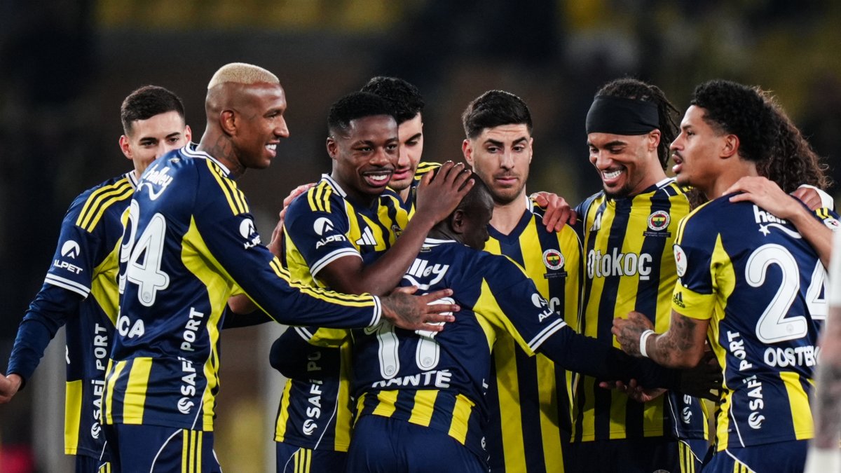 Fenerbahçe players celebrate N’Golo Kante’s (C) goal during the Süper Lig week 27 match against Gaziantep FK at Chobani Stadium, Istanbul, Türkiye, March 17, 2026. (AA Photo)