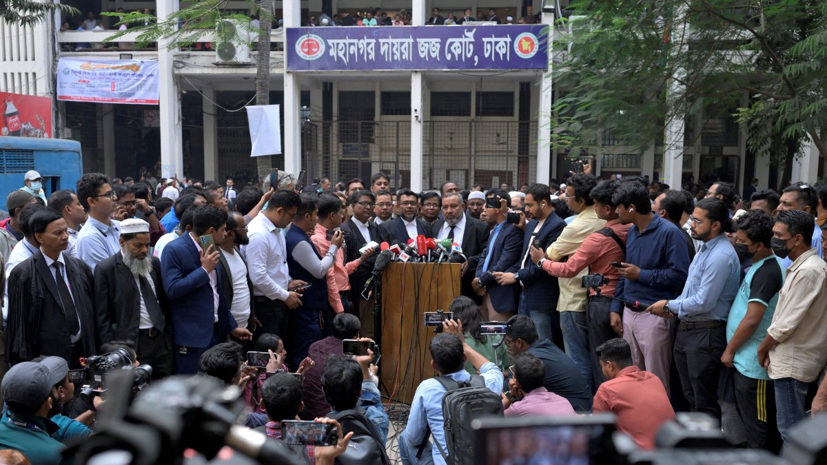 Public prosecutor Khan Moinul Hasan addresses the media outside a court after the court announced the verdict on British parliamentarian and former minister Tulip Siddiq, her aunt and former Bangladesh Prime Minister Sheikh Hasina, and Hasina's sister Sheikh Rehana, Dhaka, Bangladesh, Dec. 1, 2025. (Reuters File Photo)