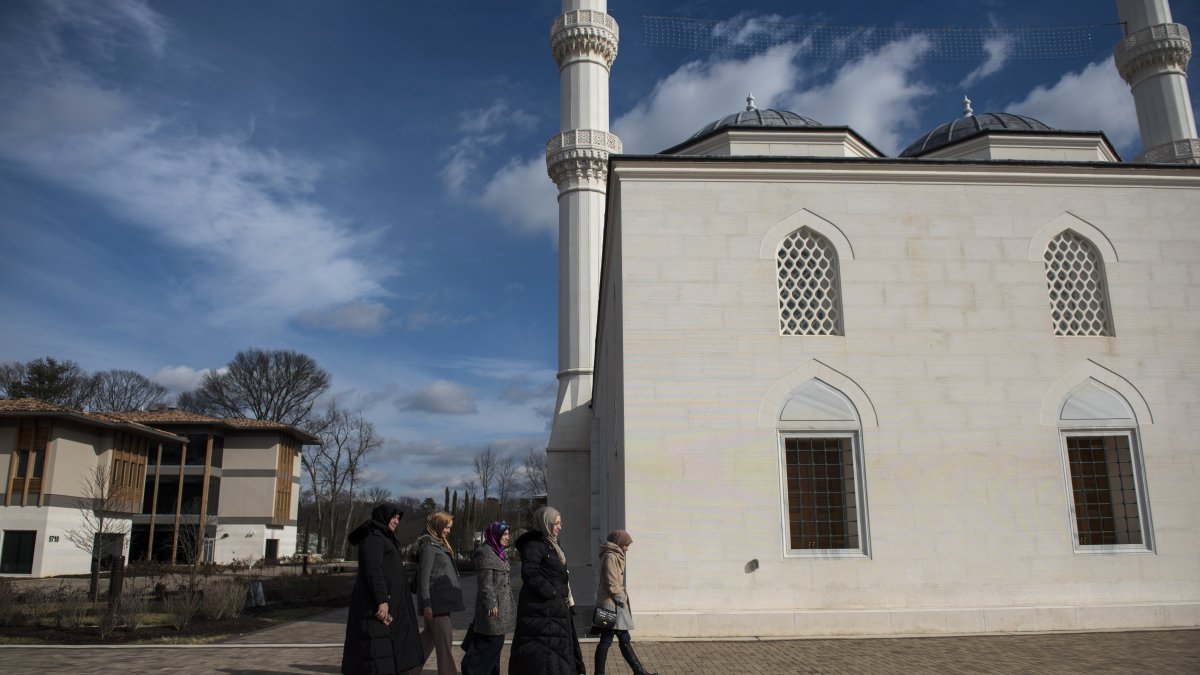 A group of women walks toward the mosque at the Diyanet Center of America in Lanham, Maryland, U.S., Jan. 6, 2017. (Getty Images Photo)