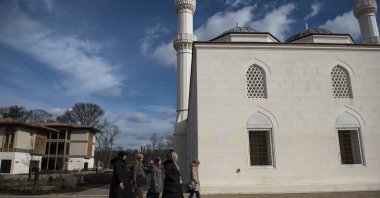 A group of women walks toward the mosque at the Diyanet Center of America in Lanham, Maryland, U.S., Jan. 6, 2017. (Getty Images Photo)