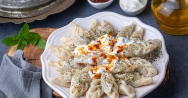 A plate of hingel, a traditional Turkish dumpling, is served with a sprinkling of dried mint. (Shutterstock Photo)