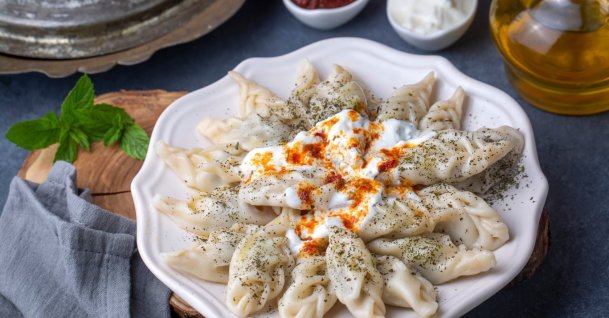 A plate of hingel, a traditional Turkish dumpling, is served with a sprinkling of dried mint. (Shutterstock Photo)