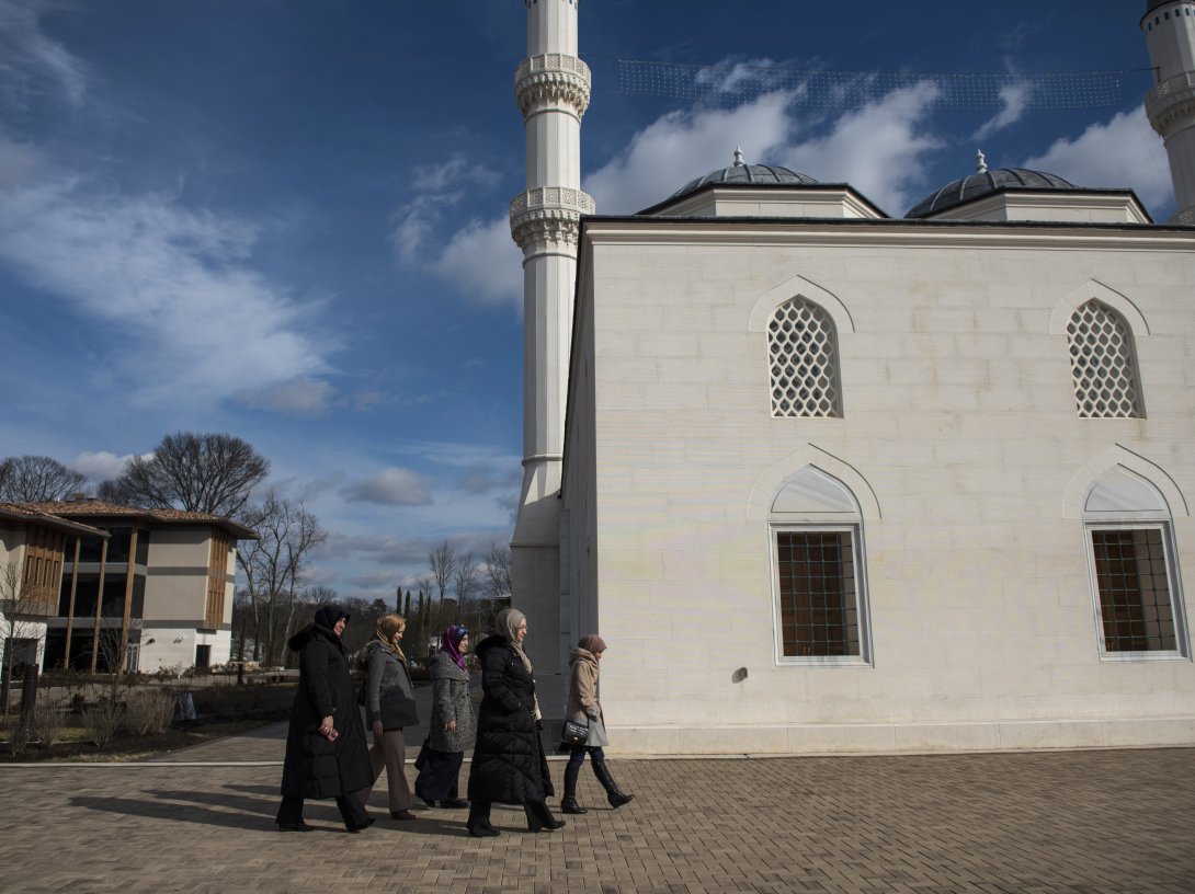 A group of women walks toward the mosque at the Diyanet Center of America in Lanham, Maryland, U.S., Jan. 6, 2017. (Getty Images Photo)