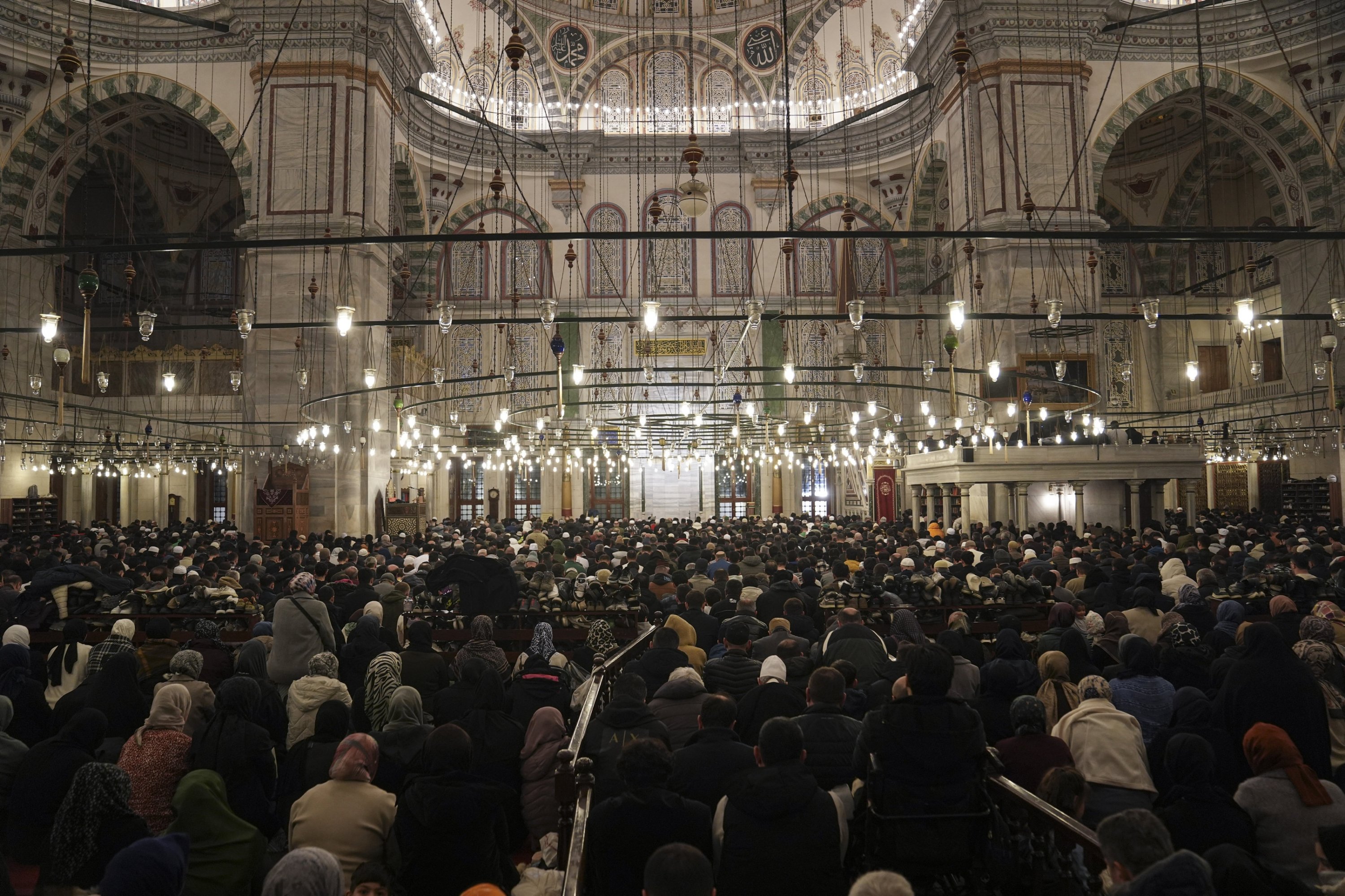 Istanbul sets Eid prayer time as mosques prepare for large crowds