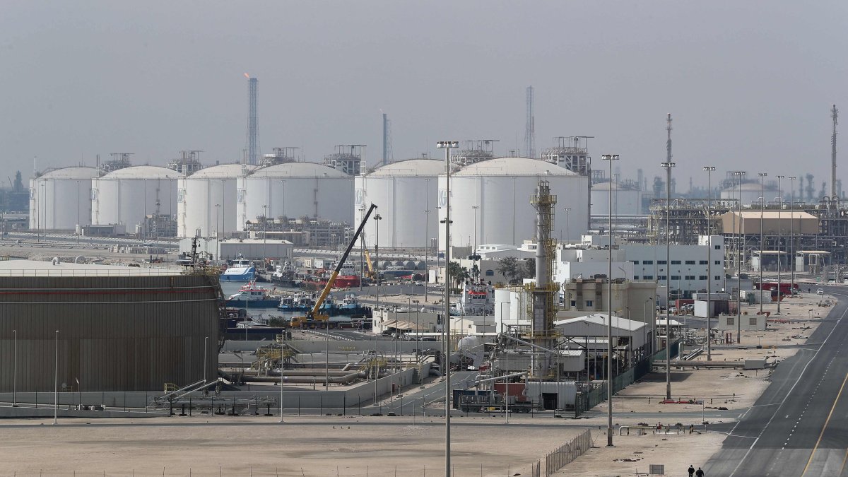 This picture shows the Ras Laffan Industrial City, Qatar's principal site for production of liquefied natural gas and gas-to-liquid, administrated by Qatar Petroleum, some 80 kilometers (50 miles) north of the capital Doha, Qatar, Feb. 6, 2017. (AFP Photo)