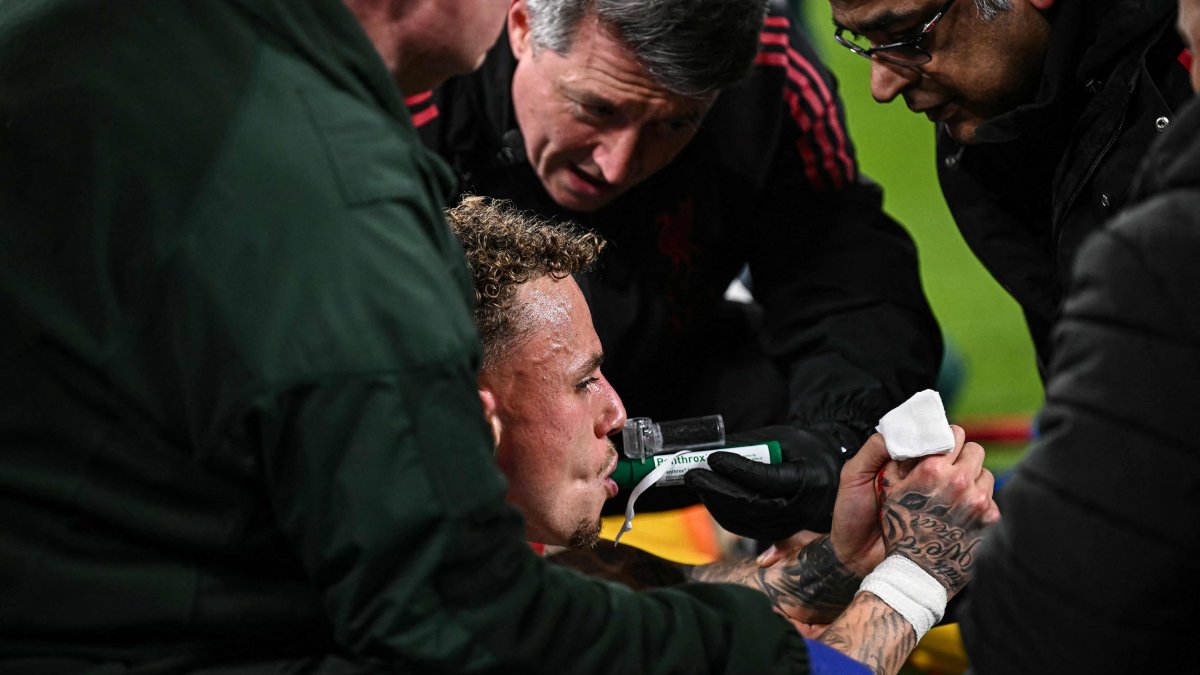 Galatasaray's Noa Lang receives medical attention after cutting his thumb during the UEFA Champions League round of 16 second-leg match against Liverpool at Anfield, Liverpool, U.K., March 18, 2026. (AFP Photo)
