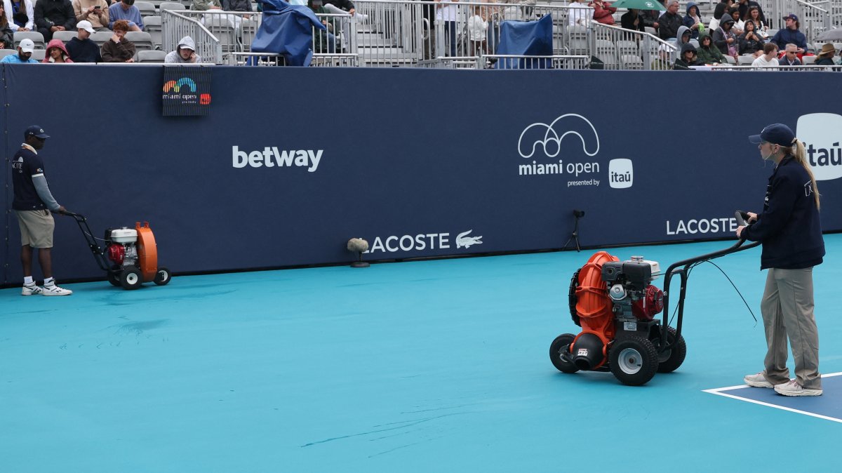 Workers dry Butch Buchholz Court during a rain delay on day 2 of the 2026 Miami Open at Hard Rock Stadium in Miami Gardens, U.S., March 18, 2026. (Reuters Photo)