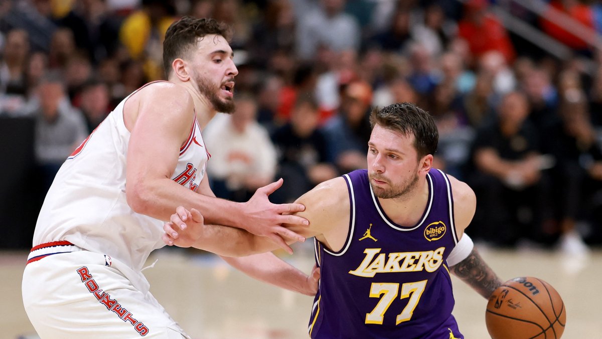 Los Angeles Lakers’ Luka Doncic (R) in action against Houston Rockets’ Alperen Şengün (28) during the game at Toyota Center, Houston, U.S., March 18, 2026. (AFP Photo)