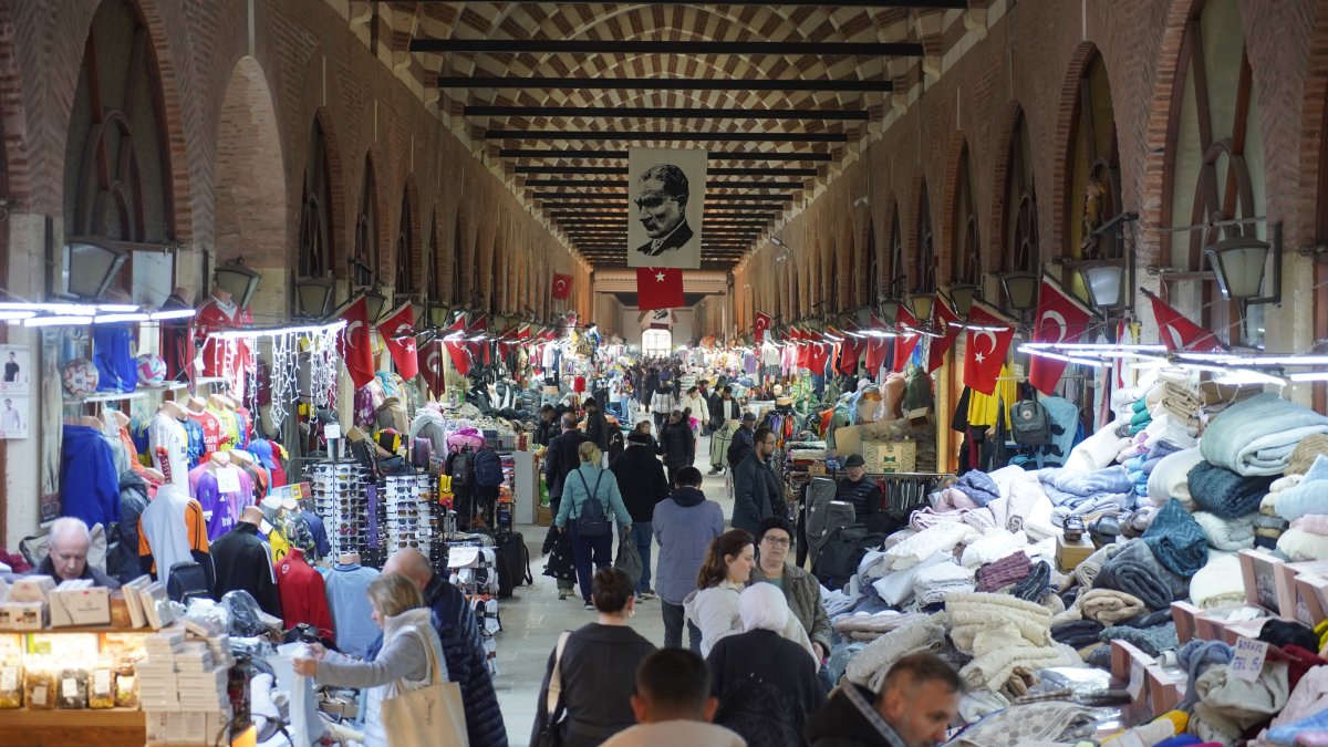People fill markets on the occasion of the holiday, Edirne, Türkiye, March 19, 2026. (AA Photo)